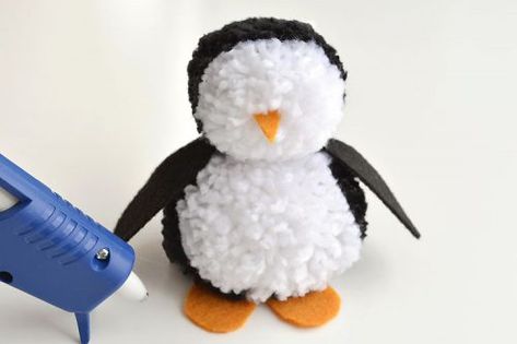 Christmas Pom Pom Crafts, Easy Winter Crafts, Pom Pom Animals, Fun Winter Crafts, Christmas Pom Pom, Penguin Crafts, Call The Midwife, How To Make A Pom Pom, Winter Craft