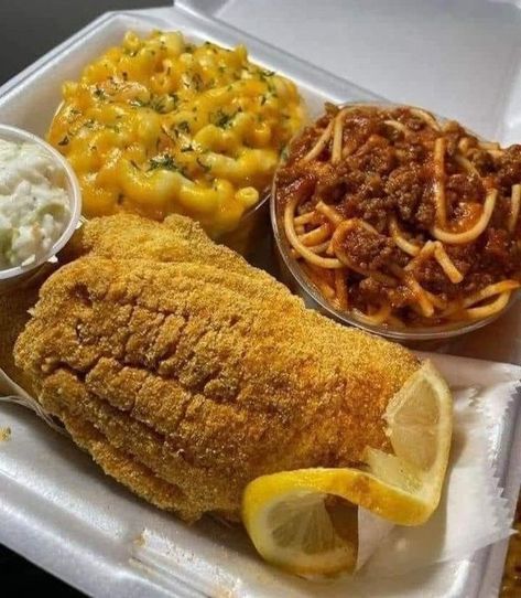 Spaghetti Mac And Cheese, Lemon Pepper Fish, Easy Soul Food, Fried Catfish Recipe, Soul Food Menu, Crispy Fried Fish, Catfish Fillets, Catfish Recipe, Southern Fried Catfish