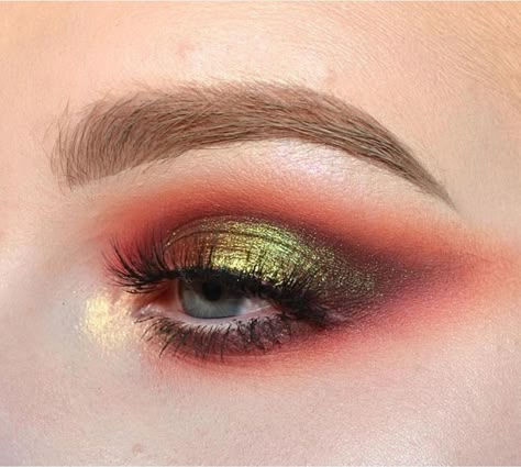 Pale Eye Makeup, Makeup Affordable, Black Eye Makeup, Black Smokey Eye, Pink Eye Makeup, Red Eyeshadow, Red Lip Makeup, Dark Lipstick, Basic Makeup