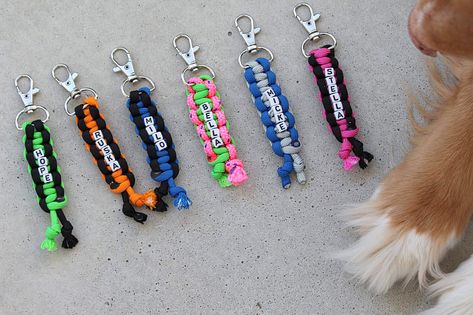 Paracord Name Keychain, Paracord Dog Leash, Paracord Ideas, Keychain Ideas, Diy Fabric Crafts, Paracord Projects, Friendship Bracelets Diy, Camping Crafts, Paracord Bracelets