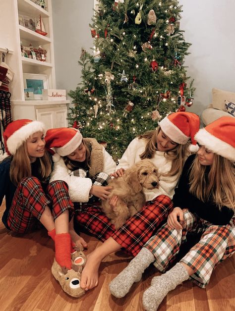 Christmas Pictures Friends, Christmas Styled Shoot, Christmas Party Pictures, Cute Christmas Pajamas, Christmas Pajama Party, Christmas Poses, Listen To Christmas Music, Christmas Getaways, Pajama Day