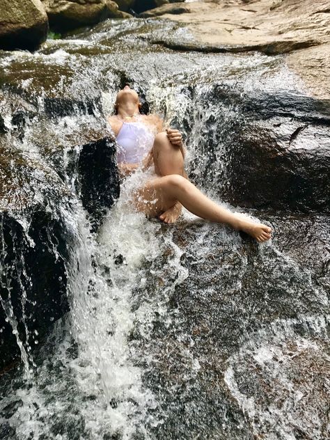 Pool Poses, Aesthetic Grunge Tumblr, Fashion Model Poses, Hiking Pictures, Adventure Aesthetic, Best Poses For Pictures, Beach Poses, Instagram Photo Inspiration, Women Photography Poses