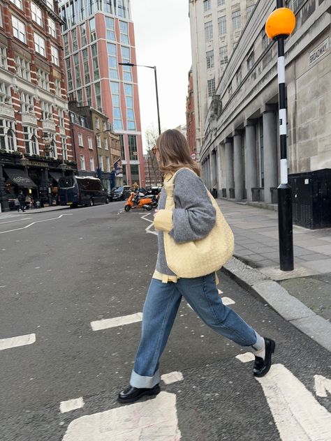 London Style Spring, Woven Bag Outfit, Yellow Jumper Outfit, Loafers Outfit Winter, Casual Loafers Outfit, Yellow Bag Outfit, Anthropologie Bag, Baggy Jumper, Airport Outfit Summer