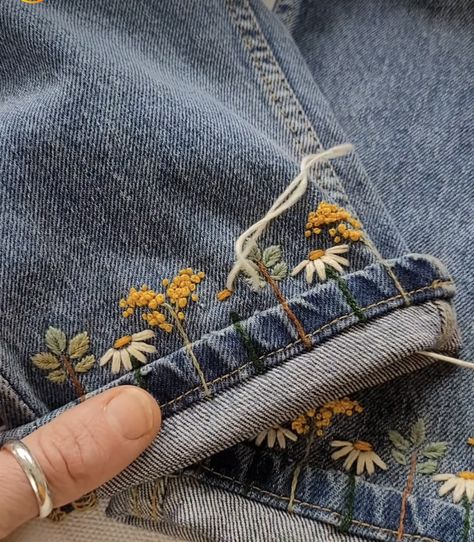 Printable Flower Embroidery Patterns, Clothing Embellishments Ideas, Redesigned Clothes Upcycling, Upcycle Clothes Embroidery, Creative Mending Embroidery, Jean Embroidery Ideas, Jeans Embroidery Ideas, Unique Embroidery Ideas, Upcycling Ideas Clothes