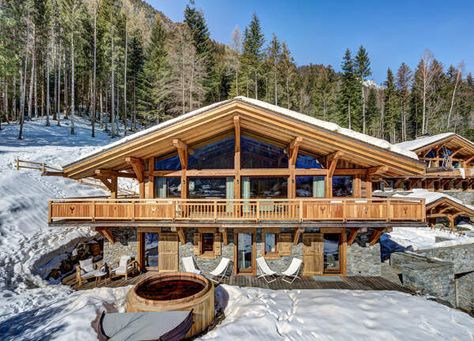 Chalet Saphir Chamonix - Propriété de luxe à vendre - Le Collectionist Swiss Chalet House Exterior, Chalet Design Exterior, Modern Chalet Architecture, Ski Chalet Exterior, Chalet Architecture, Chalet Exterior, 1950s Tv, Cabin Architecture, Chic Chalet