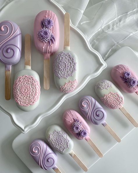 Cake pop and cakery by Nur on Instagram: “Free hand lace piping: right consistency made it easy . . #crazepop  #cakepopmalaysia  #cakepopsmalaysia  #cakepop  #popcakemalaysia…” Cakesicles Ideas, Elegant Cake Pops, Popsicles Cake, Ice Cream Cake Pops, Cake Pop Designs, Cake Pop Decorating, Chocolate Covered Treats, Best Wallpapers, Chocolate Hearts