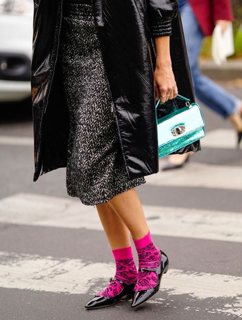 Funky Socks Outfit, Outfits With Socks, Colorful Socks Outfit, Sock Outfits, Funky Socks, Estilo Preppy, Socks And Heels, Estilo Chic, Street Style Winter