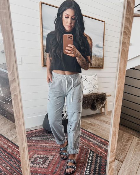 Chelsea DeBoer (@chelseahouska) • Instagram photos and videos Edgy Mom Outfits, Edgy Mom Style, Chelsea Houska, Chelsea Deboer, Mom Style Summer, Trendy Mom Outfits, Mommy Outfits, Cute Comfy Outfits, Edgy Outfits