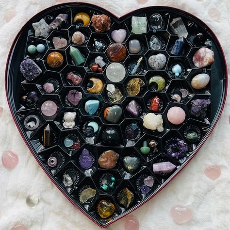 Crystal Chocolate Box Heart, Cristales Aesthetic, Crystal Valentine, Heart Shaped Chocolate Box, Heart Shaped Chocolate, Healing Vibes, Valentines Day Heart, Box Of Chocolates, Box Gifts