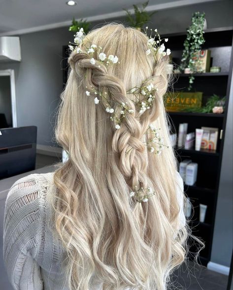 Long blonde hair
Hairstyles 
Bridal hair 
Braids 
Half up and half down hairstyle 
Baby’s breath hairstyle Blone Hair, Mexican Hairstyles, Girls Updo, Cute Prom Hairstyles, Mexican Wedding Dress, Glamorous Hair, Baby Breath, Long Hair Wedding Styles, Wedding Hairstyles Half Up Half Down