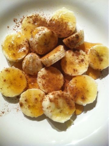 sweet and simple snack: Bananas with Honey & Cinnamon. Yum! Soup Recipes Healthy Vegetarian, Ayurveda Recipes, Honey Cinnamon, Lunch Recipes Healthy, Honey And Cinnamon, Lunch Snacks, Easy Snacks, I Love Food, Bananas