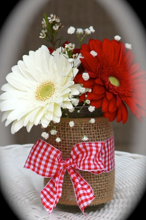 Gerber Daisy Centerpiece, Daisy Centerpieces, Italian Party, Picnic Theme, Deco Champetre, Gerber Daisy, Oktoberfest Party, Dinner Party Table, Western Parties