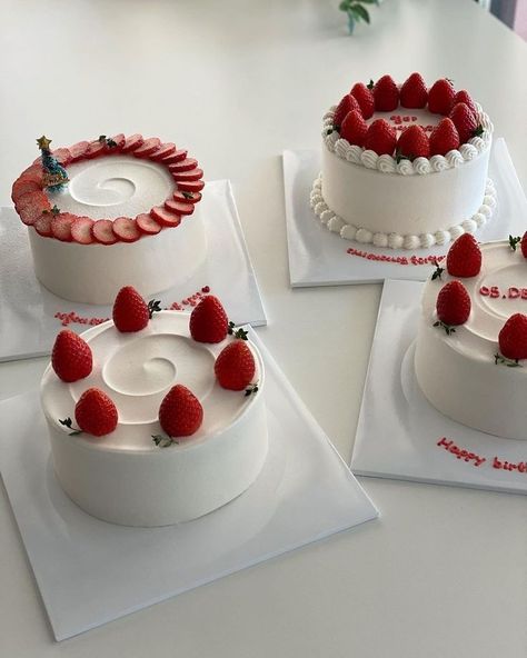 Strawberry White Cake, White Cake With Strawberries, Strawberry Cake Aesthetic, Strawberry Cake Birthday, Cute Mini Cakes, Strawberry Cake Design, Simple Cake Ideas, White Birthday Cake, Strawberry Birthday Cake