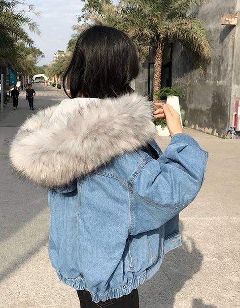 21fe5b8ba755eeaece7a450849876228desc42021517ri Denim Wool Jacket, Fur Outfit, Glamour Outfit, Jean Jacket Women, Basic Jackets, Denim Coat Jacket, Winter Jackets Women, Dakota Johnson, Faux Fur Collar