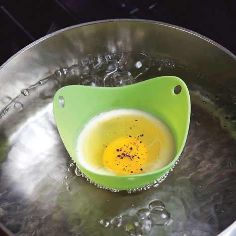 The PoachPod makes it easy to cook and customize poached eggs - without the mess. Best Poached Eggs, Eggs Bake, Silicone Egg Poacher, Telur Rebus, Perfect Poached Eggs, Refreshing Recipes, Egg Cookers, Tiny Kitchens, Best Kitchen Gadgets