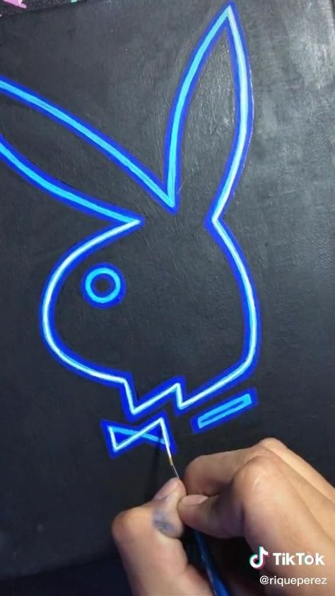 Simple Panting Idea, Tiktok Painting Ideas On Canvas, How To Draw Neon Effect, Things To Paint On Black Canvas, Painting Neon Effect, Neon Light Painting Acrylic, Painting Ideas Tiktok, How To Paint Neon Effect, Neon Canvas Painting Ideas