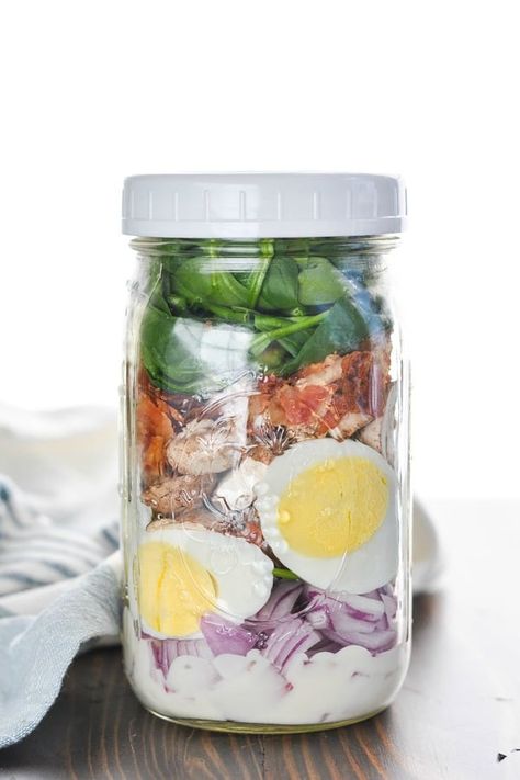 This Mason Jar Spinach Salad recipe is easy to assemble in advance, it's portable, and it's packed with a variety of flavors and textures. Perfect for easy lunch meal prep, too! Easy Lunch Meal Prep, Baby Spinach Recipes, Easy Meal Prep Lunches, Jar Meals, Jar Salad, Buffalo Chicken Wraps, Make Ahead Salads, Mason Jar Salad Recipes, Recipes Salads