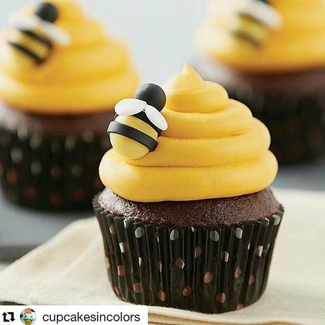 How fun is ??? It's completely adorable! #cupcakes #cupcake #cupcakestagram #cupcakelove #cakedecorator #cake #cupcakedecorating #cupcakeart #cupcakelovers #cakedesigner #cake #cakesofig #cakedecorating #dessert 1st Bee Day, First Bee Day, Bee Cupcakes, Bee Birthday Party, Bee Cakes, Bumble Bee Baby Shower, Bee Day, Bee Party, Bee Birthday