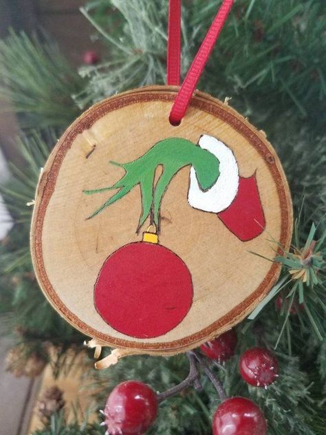 Grinch Wood Ornaments Diy, Painted Grinch Ornaments, Grinch Wooden Ornaments, Painted Tree Ornaments, Painted Wood Rounds Christmas Ornament, Wood Slice Art Paint, How To Paint Christmas Ornaments, Wooden Painted Ornaments, Wooden Disc Ornaments