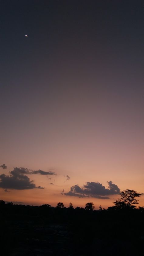 Evening Clouds Sky, Snapchat Time, Evening Wallpaper, Nature Photography Flowers, Dark Blue Wallpaper, Sky Photography Nature, Moon Pictures, Sky Pictures, Pretty Sky