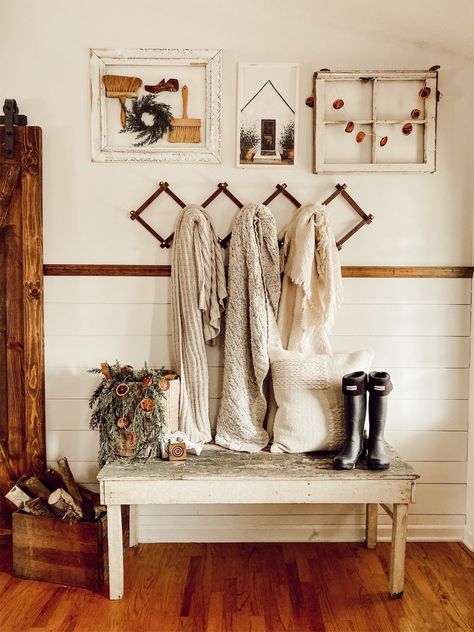 Winter Entryway, Farmhouse Winter Decor, Simple Christmas Decor, What Is Christmas, Winter Home Decor, Cozy Decor, Cleaning Checklist, Christmas Makes, Winter House