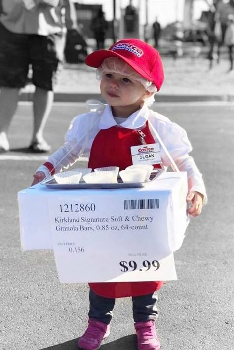 Toddler Dressed as Costco Employee For Halloween Clever Halloween, Halloween Coustumes, Clever Halloween Costumes, Games Diy, Masks Diy, Halloween Recipe, Halloween Costumes Friends, Crafts Halloween, Wallpaper Halloween