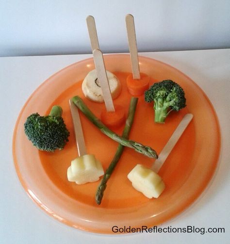 Vegetable Sensory Play, Painting With Vegetables Preschool, Sensory Food Play, V Is For Vegetable, Abordagem Reggio Emilia, Healthy Food Activities For Preschool, Toddler Vegetables, Vegetable Painting, Feeding Therapy