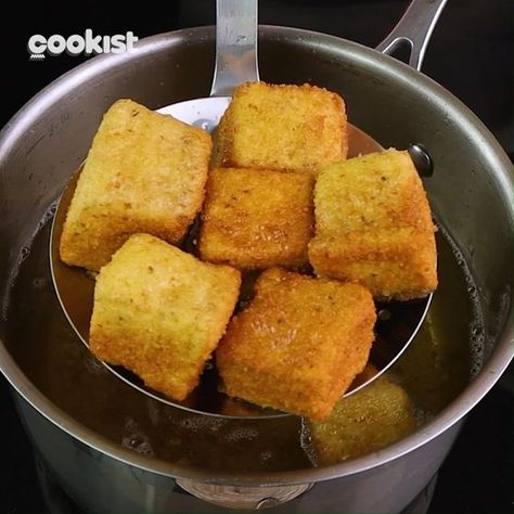 Cookist Wow on Instagram: "You haven't tried such a method 🤯 Cut your #eggplant like this, you won't regret it 😍😍 INGREDIENTS 2 eggplants Flour 2 eggs Pepper Salt Oil for frying METHOD Cut the eggplants into small cubes and cover them with flour. Then transfer them to the eggs seasoned with salt and pepper. And finally, pass them to the breadcrumbs. Fry in deep oil until they are golden brown and crunchy. #cookistrecipe #recipes #cooking #food #foodie #instafood #foodlove #yummy #dinner #lunc Fried Eggplant, Cookist Wow, Eggs In Peppers, Lunch Food, Pepper Salt, Eggplant Recipes, Frying Oil, Food Yummy, 2 Eggs