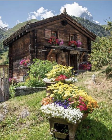 Switzerland House, Swiss House, Zermatt Switzerland, Modern Style Homes, Cabins And Cottages, Zermatt, Cabin Life, Wooden House, Land Scape