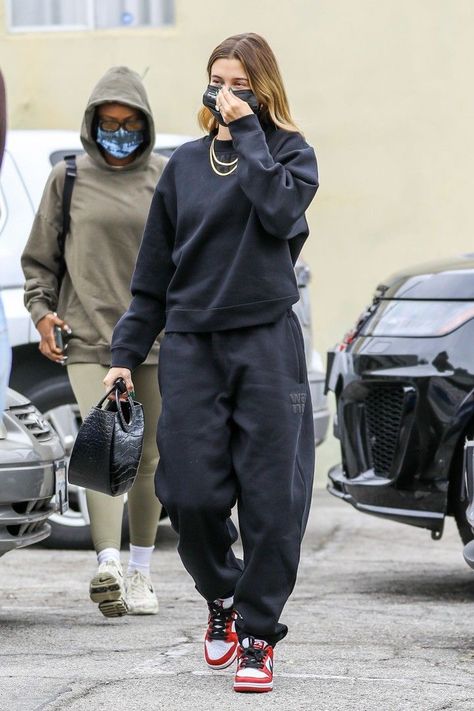 Friend Trip, Hailey Bieber Street Style, Hailey Baldwin Style, Hailey Bieber Style, Stile Hijab, Vintage Shirt Dress, Models Off Duty Style, Jordan Outfits, Joggers Outfit