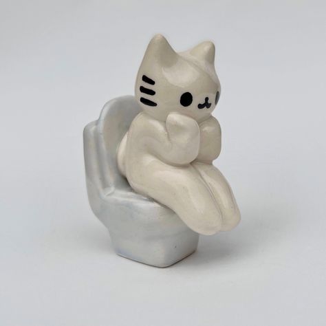 Cat Pottery Ideas, Mini Clay Sculptures, Air Dry Clay Figures, Coquette Enhypen, Sculpture Art Clay, Tanah Liat, Clay Diy Projects, Clay Crafts Air Dry, Cute Clay