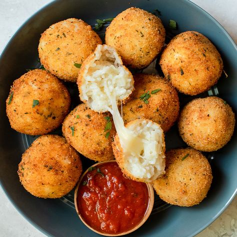 Arancini Arancini Appetizer, Arancini Baked, Appetizer Aesthetic, Italian Arancini, Vegetarian Nuggets, Arancini Rice Balls, Arancini Balls, Mayo Dip, Veggie Nuggets