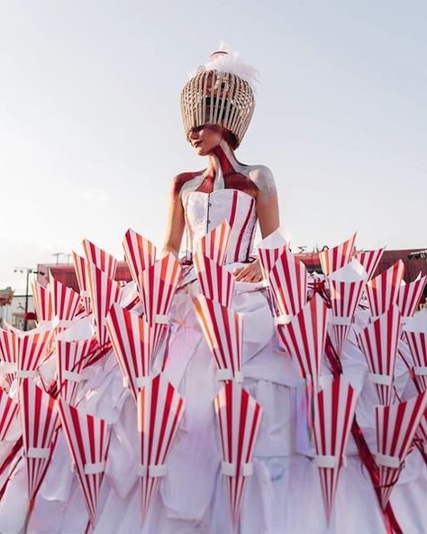 Fun way to welcome guests and set the stage for the circus themed event. And, who doesn't like popcorn!!! Concept by pickadream.gr. Entertainment by Defingou Events and Photography by Irini Kolovou Popcorn Station, Circus Photography, Vintage Circus Theme, Circus Food, Circus Wedding, Circus Theme Party, Carnival Wedding, Carnival Themed Party, Carnival Birthday Parties