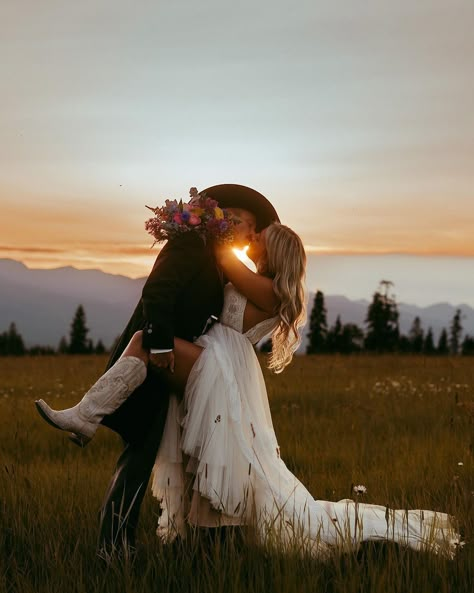 Country Wedding Elopement, Fall Wedding Photos Bride And Groom, Wedding Photos Farm, White Country Wedding, Western Wedding Photos, Ranch Wedding Dress, Classic Country Wedding, Ranch Wedding Ideas, Western Elopement