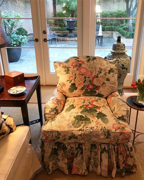 New slipcovers #Englishstyle #LeeJofa #Hollyhock Lovetheskirts @leejofa Lee Jofa Fabric, Living Room Den, English Decor, Tiny House Decor, Cottage Interior, Country Interior, Living Room Design Decor, Formal Living Rooms, Garden Room