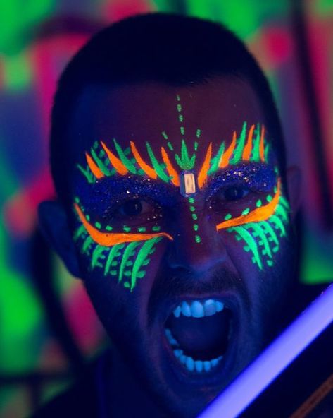 Neon Uv Makeup, Glow In The Dark Body Painting, Glow Face Paint Ideas, Glow Party Makeup, Uv Makeup Ideas, Neon Party Makeup Ideas, Neon Party Makeup, Face Paint Neon, Pintura Facial Neon