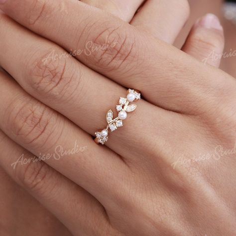 A claw version of this pearl ring is also available: https://www.etsy.com/listing/1029803439/vintage-pearl-moissanite-engagement-ring?ref=shop_home_active_15&pro=1&frs=1 Jewelry Information: ♡ Handmade, high-quality item ♡ Material: SOLID 14K/18K GOLD ( can be made in yellow/white/rose gold ) ♡ Center stone: Natural pearl ♡ Side stone: Moissanite / conflict-free diamonds ♡ Weight: About 0.3ct ♡ Cut - Round Shaped ♡ Clarity - SI-VS ♡ Color- G-H ♡ Band Width: Around 2mm Visit my shop for m Vintage Promise Ring, Leaf Wedding Ring, Leaf Wedding Rings, Pearl Wedding Ring, Floral Wedding Ring, Flower Wedding Ring, Promise Rings Vintage, Engagement Ring Women, Wedding Ring Diamond