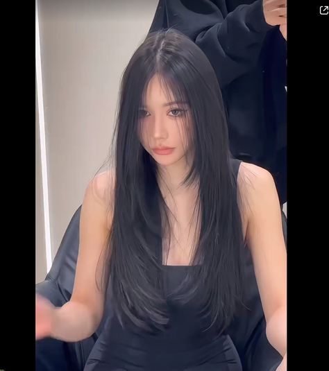 Korean Layered Hair Straight, Korean Hair Layers Long, Korean Haircut Long Layered Hair Straight, Haircut Asian Long Hair, Trendy Asian Haircut Women, Felco Cut Long, Asian Haircut Long Straight Black Hair, Long Haircut No Styling, Long Asian Haircut Straight