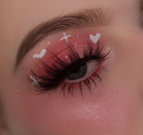 Valentines Makeup Looks Simple, Valentines Eyeshadow Look, Valentines Eyeliner, Valentines Makeup Ideas Simple, School Dance Makeup, Makeup Red Eyeshadow, Heart Eyeliner, Eye Makeup Red, Eye Makeup Inspo