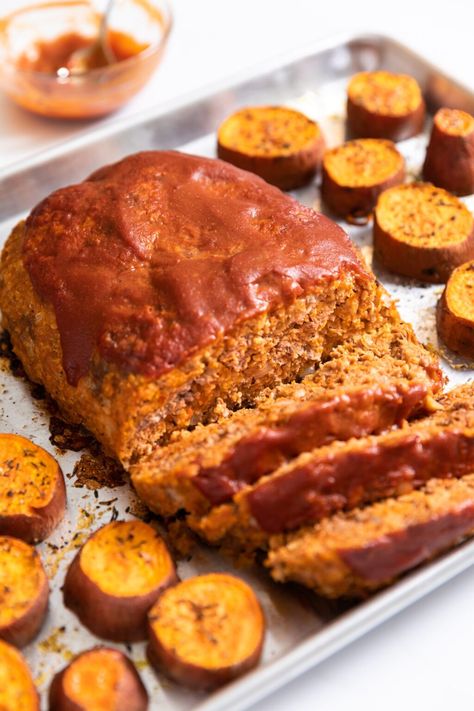 Made from super simple ingredients that's far from rocket science, this meatloaf is a classic. Smothered with a ketchup sauce and made all on one sheet pan, it's dinner in a snap! | wyseguide.com #meatloaf #dinner Sheet Pan Meatloaf, Pan Meatloaf, Cozy Food, Traditional Meatloaf, Wyse Guide, Meatloaf Dinner, Potatoes And Green Beans, Delicious Meatloaf, Sugar Free Ketchup