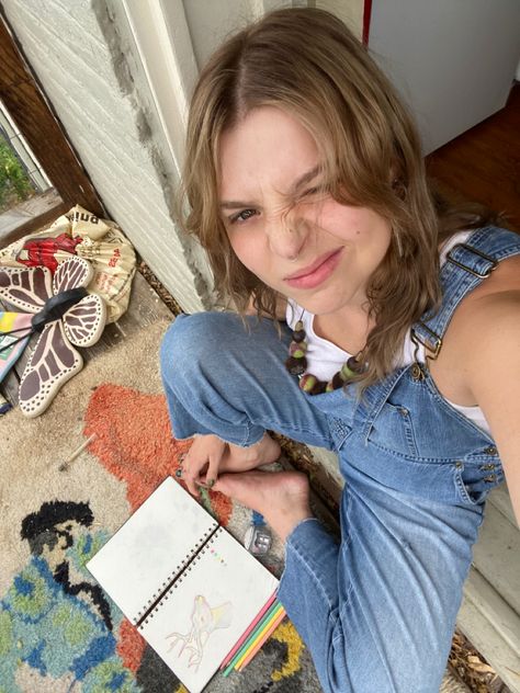 Art on the poarch butterfly overalls art teacher fit colored pencils drawing aesthetic art teacher aesthetic felt necklace Art Teacher Vibes, Niah Core, Pedagogy Aesthetic, Butterfly Overalls, Preschool Teacher Aesthetic, Teaching Aesthetic, Art Teacher Aesthetic, Colored Pencils Drawing, Teacher Aesthetic