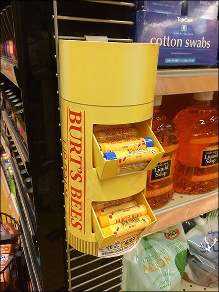 Tube-shaped, this Ladder-Mount Burt’s Bees® mini-display hangs comfortably on the laddered outer wall of a PowerWing. So Burt can be a parasitic addition to any old PowerWing, anywhere in the store... Lip Balm Retail Display, Pop Display Design, Rak Display, Snack Display, Supermarket Display, Pos Design, Mini Display, Point Of Sale Display, Interior Decorating Tips