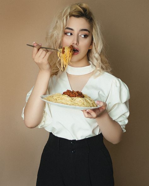 Pizza Photo, Pasta Alternative, Woman In White, Eating Pizza, Whats For Lunch, Pasta Lover, Gluten Sensitivity, White Long Sleeve Shirt, Fat To Fit