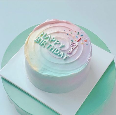 Pastel Bento Cake, Cute Birthday Cakes Aesthetic, Bento Cake Decoration, B Day Cake Aesthetic, Minimal Cake Design, Bento Cake Design Birthday, Pastel Birthday Cake, Pretty Birthday Cake, Minimal Cake