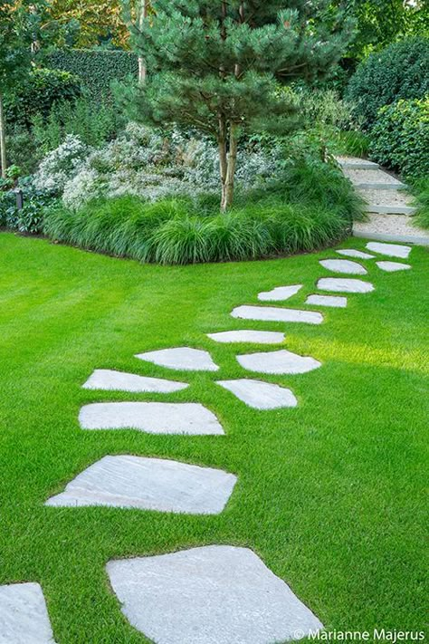 Backyard Walkway, Walkway Landscaping, Pathway Landscaping, Garden Stepping Stones, Garden Walkway, Garden Makeover, Samos, Garden Pathway, Small Garden Design