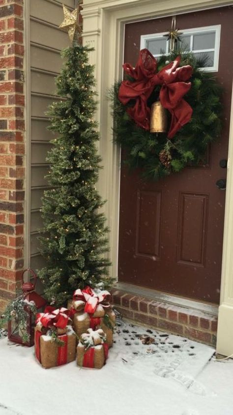 Front Home Christmas Decoration, Christmas Front Door Decor Entrance Traditional, Front Door Entrance Christmas Decor, Xmas Door Decorations Front Porches, Entry Door Christmas Decor, Doorstep Christmas Decor, Christmas Entrance Decor Porch Ideas, Christmas Doorstep Decor, Christmas Stoop Decor