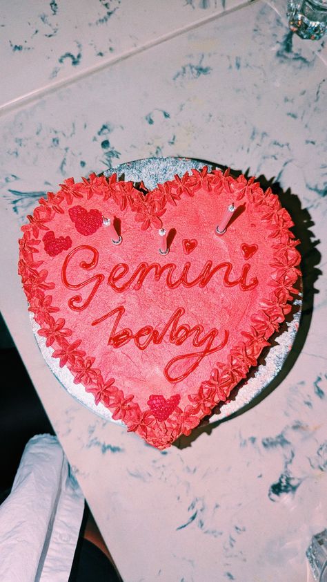 Res heart shape cake frosting chocolate cake Gemini horoscope cake Gemini Bday Cake, Gemini Birthday Party, Birthday Cake Gemini, Gemini Heart Cake, Gemini Cake Birthday, Heart Cake Gemini, Gemini Baby Cake, Cakes 18th Birthday, Gemini Cake Ideas