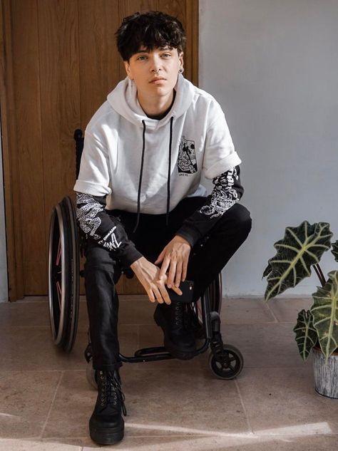 Wheelchair Poses, Ftm Outfits, Non Binary Outfits, Trans Outfit, Wheelchair Fashion, Masc Fashion, Trans Boys, Masc Outfits, Pose Reference Photo