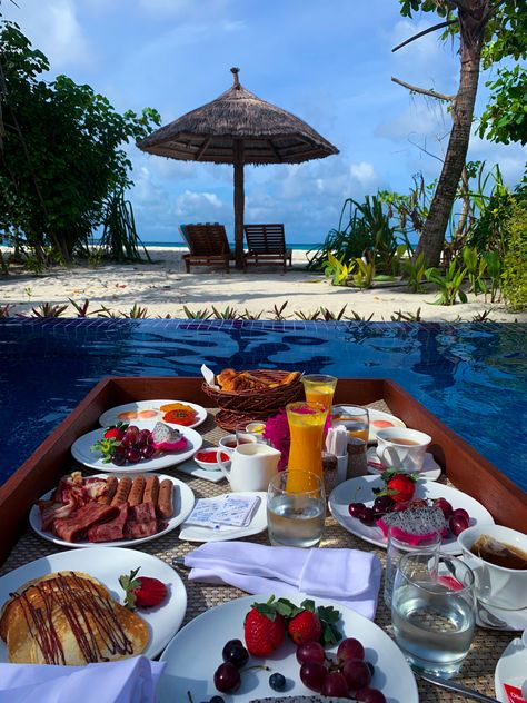 Floating Breakfast In Bali, Floating Breakfast Maldives, Floating Brunch, Bali Poses, Floating Breakfast, Nba Artwork, Holiday Pictures, Pool Beach, Beach Travel