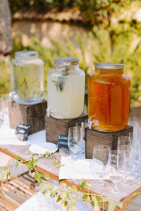 Wedding Drink Bar, Deco Champetre, Rustic Backyard, Sonoma Wedding, Drink Station, Wedding Drink, Backyard Party, Wedding Bar, Bar Drinks